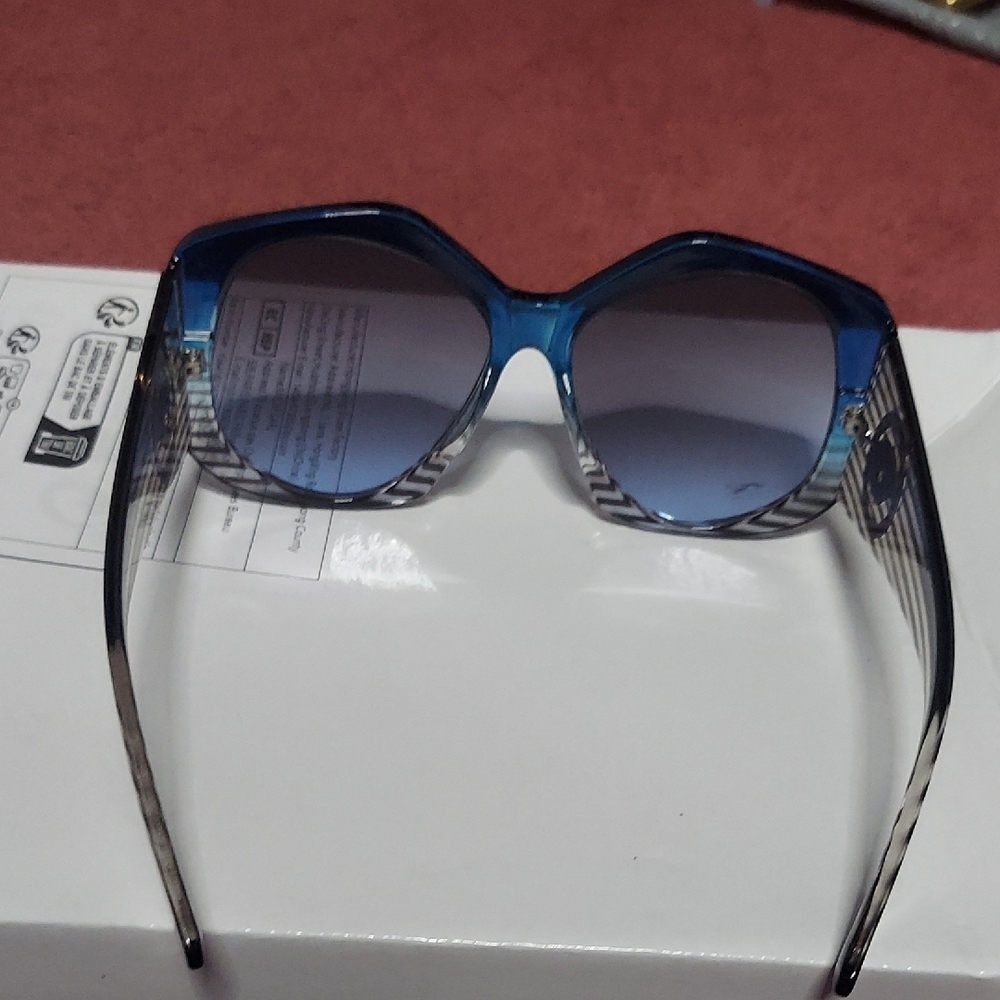 Stylish Blue Gradient Sunglasses - image 3